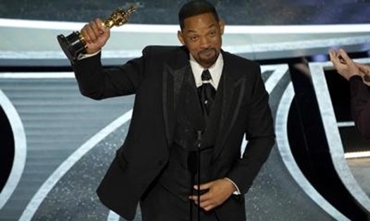 Will Smith nhận giải Nam chính tại Oscar 2022.