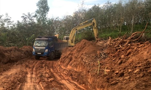 Nơi xảy ra tình trạng khai thác đất trái phép tại TDP 3, thị trấn Nông trường Việt Trung. Ảnh: H.L