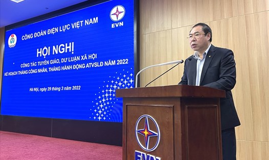 Ông Đỗ Đức Hùng - Chủ tịch Công đoàn Điện lực Việt Nam phát biểu khai mạc hội nghị. Ảnh: Hà Anh