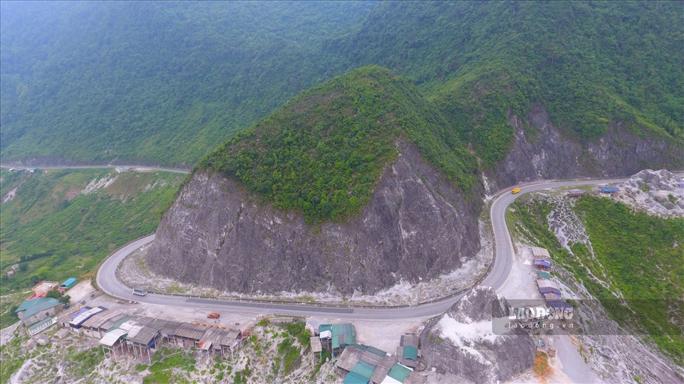 Đèo Đá Trắng trên Quốc lộ 6 luôn tiềm ẩn nguy cơ tai nạn giao thông rất cao. Ảnh: Khánh Linh