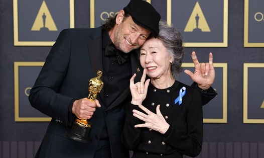 Youn Yuh Jung và  Troy Kotsur - nam diễn viên khiếm thính đầu tiên giành tượng vào Oscar. Ảnh: Getty