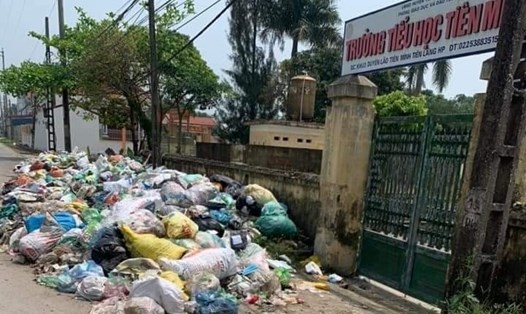 Hình ảnh người dân chia sẻ trên mạng xã hội về bãi rác trước cổng Trường tiểu học Tiên Minh. Ảnh: Người Tiên Lãng
