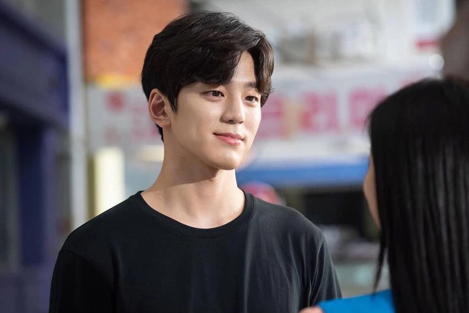 Kim Min Kyu đang được gọi là "Nam phụ quốc dân" sau thành công của "Hẹn hò chốn công sở". Ảnh: Xinhua