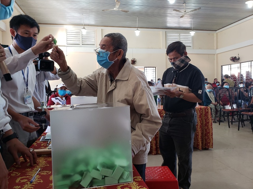 Người dân bốc thăm suất tái định cư đợt 1 dự án sân bay Long Thành. Ảnh: Hà Anh Chiến