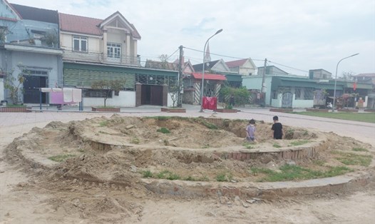 Vị trí mà Viễn thông Hà Tĩnh tiến hành đào làm móng để dựng trạm BTS ở xã Thạch Kim nhưng đang bị dân phản đối nên chưa thực hiện được. Ảnh: Trần Tuấn.
