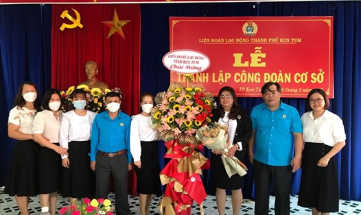 Liên đoàn lao động thành phố Kon Tum công bố Quyết định kết nạp đoàn viên, thành lập công đoàn cơ sở Trường Mầm non Cao Su Kon Tum. Ảnh: Thuý Hằng