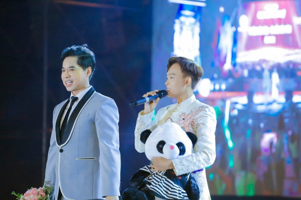 Hồ Văn Cường được Ngọc Sơn đưa đi show sau thời gian gặp vấn đề sức khỏe