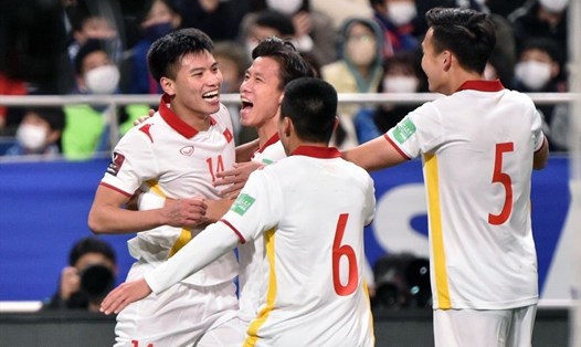 Thanh Bình (số 14) ghi bàn mở tỉ số cho Tuyển Việt Nam. Ảnh: AFP