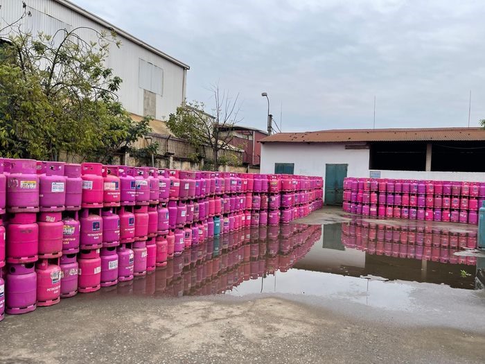 Hàng chục nghìn vỏ bình gas Petrovietnam Gas được tập kết trái phép ở Cty Cổ Phần Kinh Doanh Và XNK Khí Gas Hóa Lỏng Vạn Lộc ở Lô CN4 – Khu công nghiệp Nguyên Khê, Đông Anh, Hà Nội, phía bên ngoài đang được được bảo vệ canh nghiêm ngặt không cho người ngoài tiếp cận. Ảnh: ĐĐK