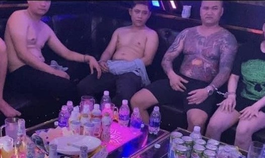 9 đối tượng bị bắt giữ vì sử dụng trái phép chất ma tuý tại quán karaoke ở Phú Thọ.
Ảnh: ĐVCC