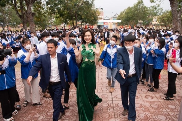 Hoa hậu Đỗ Hà về quê nhà tại Thanh Hóa Hoa hậu Đỗ Hà về quê nhà tại Thanh Hóa