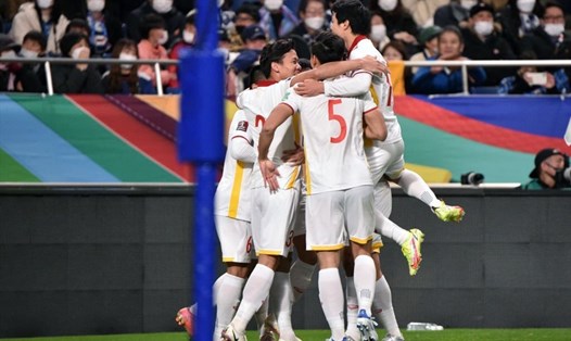 Nguyễn Thanh Bình ghi bàn giúp tuyển Việt Nam ghi bàn lịch sử trước tuyển Nhật Bản chiều 29.3. Ảnh: AFP