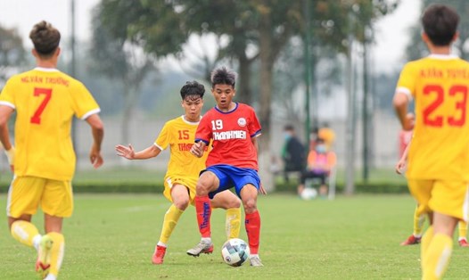 U19 Hà Nội (áo vàng) vào tứ kết với vị trí nhất bảng B. Ảnh: VFF