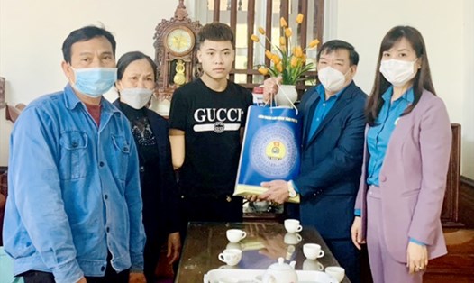LĐLĐ tỉnh Phú Thọ thăm hỏi động viên công nhân bị tai nạn lao động. Ảnh: ĐVCC.