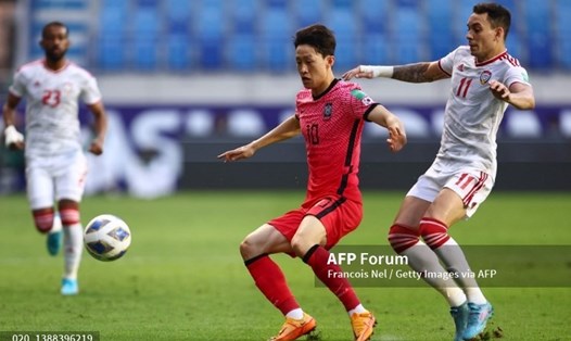 Tuyển UAE (áo trắng) giành vé dự trận play-off tại vòng loại World Cup 2022 khu vực Châu Á sau chiến thắng trước Hàn Quốc. Ảnh: AFP