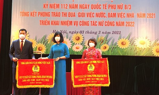 2 tập thể nhận Cờ thi đua của Tổng Liên đoàn Lao động Việt Nam. Ảnh: Hải Anh