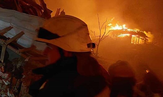 Lính cứu hỏa dập đám cháy ở Kiev sau cuộc tấn công của Nga. Ảnh: Cơ quan Tình trạng khẩn cấp Ukraina