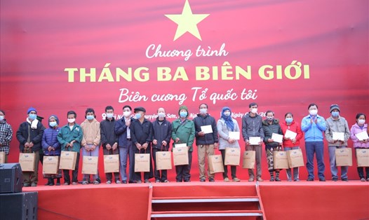 Chương trình "Tháng ba biên giới" tại Nghệ An trao tặng 20 suất quà cho già làng, trưởng bản, cựu thanh niên xung phong, gia đình chính sách. Ảnh: Hải Đăng