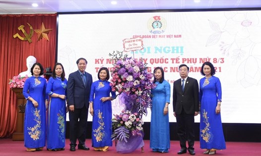Lễ Kỷ niệm 112 năm Ngày Quốc tế Phụ nữ 8.3 và Tổng kết công tác nữ công 2021 tại Công đoàn Dệt May Việt Nam diễn ra ngày 3.3. Ảnh: Vĩnh Hồng