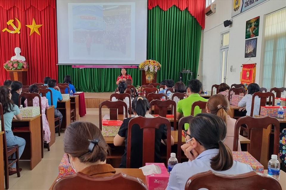 Thạc sĩ Đinh Thị Thu Trang đang chia sẻ nội dung, hình ảnh trong buổi nói chuyện chuyên đề với các nữ công nhân lao động. Ảnh: T.A