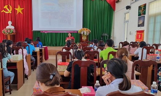 Thạc sĩ Đinh Thị Thu Trang đang chia sẻ nội dung, hình ảnh trong buổi nói chuyện chuyên đề với các nữ công nhân lao động. Ảnh: T.A