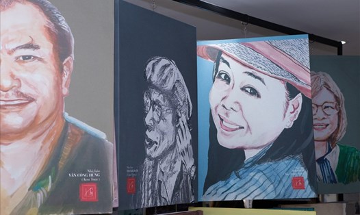 Nhà báo Huỳnh Dũng Nhân giới thiệu nhiều bức chân dung vẽ đồng nghiêp, bạn bè thân thiết tại triển lãm.