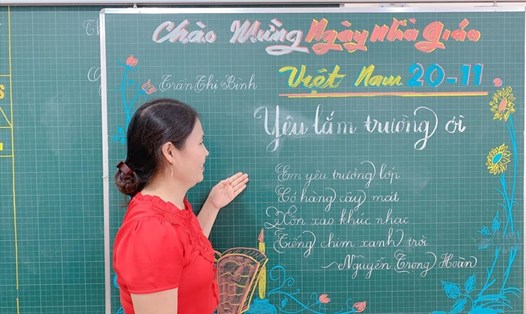 Giáo viên Tiểu học tỉnh Hà Tĩnh trình bày thi viết chữ đẹp, một giải pháp rèn thói quen viết chữ đẹp cho học sinh. Ảnh: La Giang