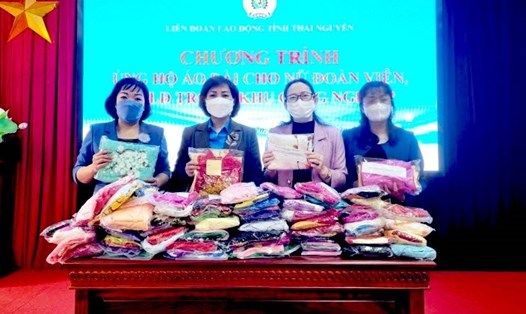 Lãnh đạo LĐLĐ tỉnh Thái Nguyên tiếp nhận áo dài từ Công đoàn ngành Giáo dục Thái Nguyên ủng hộ nữ CNLĐ có hoàn cảnh khó khăn. Ảnh: CĐTN