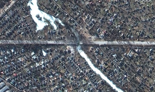 Một cây cầu bắc qua sông Stryzhen ở Chernihiv, Ukraina, dường như đã bị phá hủy. Ảnh: Maxar