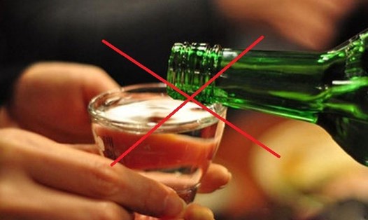 Uống rượu không những không ngăn ngừa được SARS-CoV-2 mà còn tạo điều kiện thuận lợi lây nhiễm virus. Ảnh: Bộ Y tế