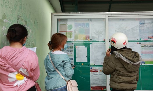 Người lao động tìm hiểu thông tin tuyển dụng tại một khu công nghiệp trên địa bàn Hà Nội. Ảnh: Hải Nguyễn