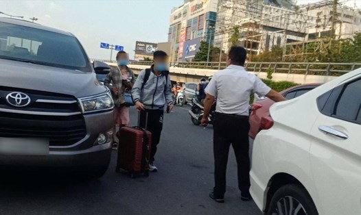 Cảnh bát nháo bắt khách trên đường Trường Sơn trước sân bay Tân Sơn Nhất.  Ảnh: Huân Cao