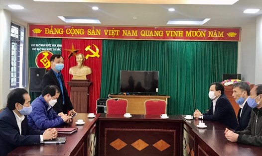 Thường trực Công đoàn Viên chức tỉnh Hòa Bình làm việc tại các Công đoàn cơ sở. Ảnh: Minh Nguyễn.