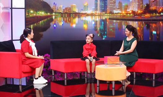 Ốc Thanh Vân và chuyên gia tâm lý trò chuyện với cô bé xa cha vì dịch bệnh. Ảnh:  CTCC.