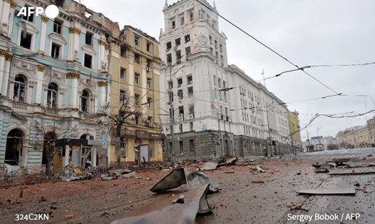 Quảng trường ở Kharkiv, thành phố lớn thứ hai của Ukraina, sau cuộc pháo kích ngày 2.3. Ảnh: AFP