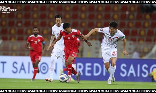 Tuyển Trung Quốc (áo trắng) hoàn toàn bế tắc trước tuyển Oman. Ảnh: AFC