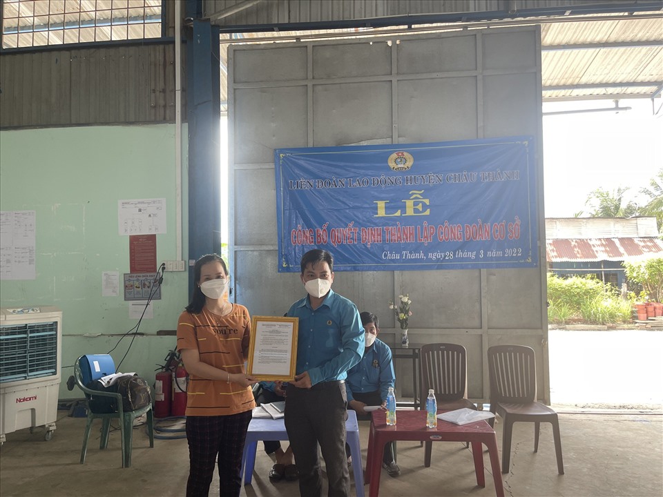 Chủ tịch LĐLĐ huyện Châu Thành trao Quyết định thành lập CĐCS Cty Khánh Nga. Ảnh: CTV