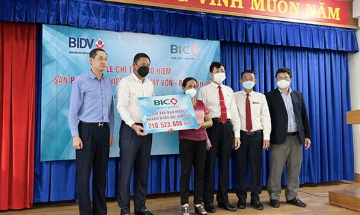 BIC phối hợp với BIDV Bảo Lộc vừa tổ chức lễ chi trả quyền lợi bảo hiểm tai nạn người vay vốn - BIC Bình An cho gia đình khách hàng N.T.H (trú tại huyện Di Linh, tỉnh Lâm Đồng). Ảnh: BIC