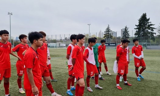 U17 Việt Nam chuẩn bị đối đầu U16 Eintracht Frankfurt. Ảnh: VFF