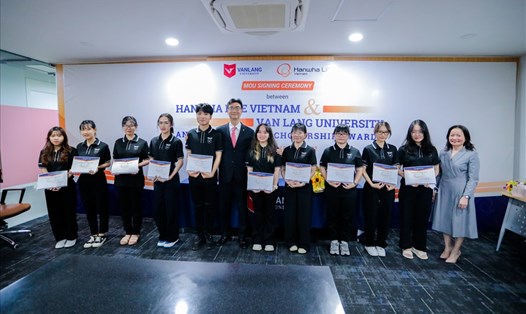 Hanwha Life Việt Nam trao tặng 200 triệu đồng học bổng cho sinh viên trường Đại học Văn Lang TPHCM