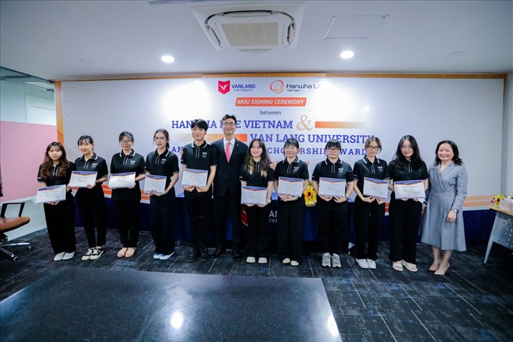 Hanwha Life VN trao tặng 200 triệu đồng học bổng cho sinh viên ĐH Văn Lang