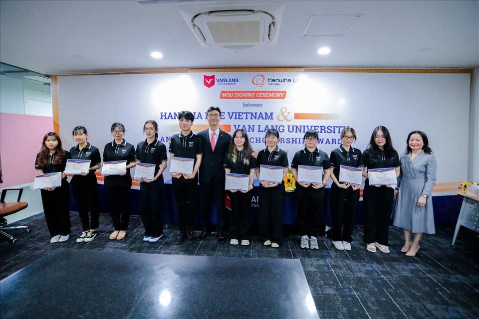 Hanwha Life Việt Nam trao tặng 200 triệu đồng học bổng cho sinh viên trường Đại học Văn Lang TPHCM Hanwha Life Việt Nam trao tặng 200 triệu đồng học bổng cho sinh viên trường Đại học Văn Lang TPHCM