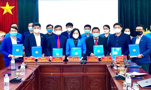 Liên đoàn Lao động tỉnh Bắc Ninh ký thoả thuận hợp tác với 6 đối tác. Ảnh: Nguyễn Thị Lan