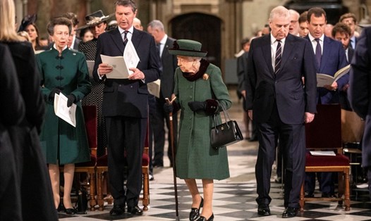 Nữ hoàng Anh Elizabeth II (giữa) trong lễ tưởng niệm Hoàng thân Philip. Ảnh: AFP