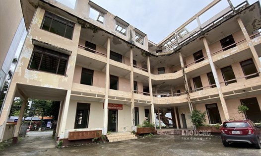 Nhiều trụ sở cơ quan nhà nước ở TP Lào Cai bị bỏ hoang sau khi chuyển về địa điểm mới khiến lãng phí nhiều mặt bằng được coi là "đất vàng". Ảnh: Đức Trọng.