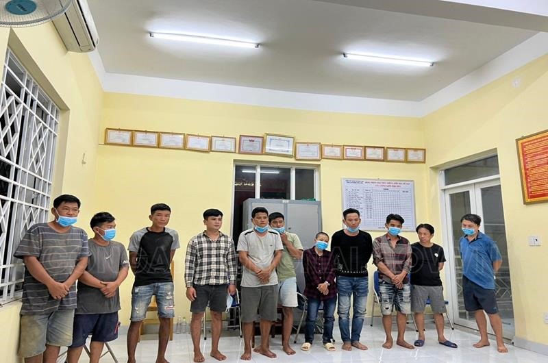 Các đối tượng đá gà bị tạm giữ. Ảnh: CA ĐN