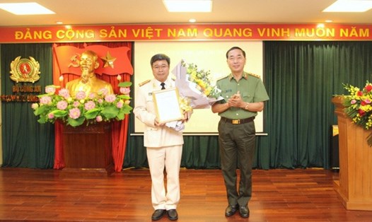 Thứ trưởng Trần Quốc Tỏ (phải) trao Quyết định chuẩn y nhân sự của Ban Bí thư cho đại tá Lê Minh Hà. Ảnh: VGP