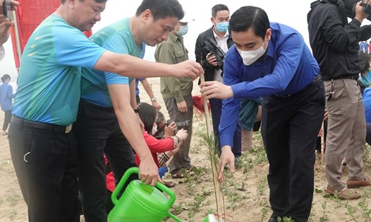 BIDV Việt Nam phối hợp tổ chức trồng 38.000 cây xanh tại huyện Thạch Hà, tỉnh Hà Tĩnh. Ảnh: TT.