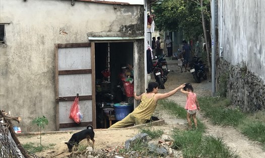 Người lao động ở Đà Nẵng đang vật lộn với những cơn bão giá. Ảnh: Tường Minh