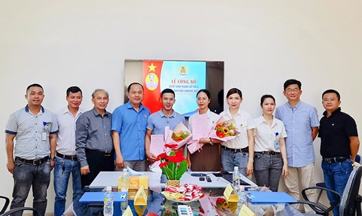 Ban chấp hành CĐCS lâm thời Công ty TNHH B&D Lingrier Việt Nam ra mắt và nhận nhiệm vụ. Ảnh: Phúc Trầm